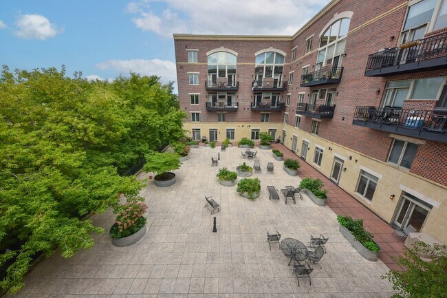 Building Photo - 1515 N Van Buren St