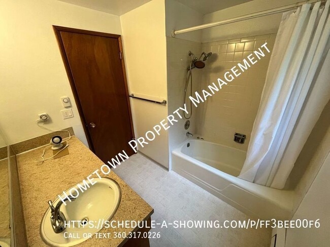 Building Photo - 3 Bedroom Rambler Available now!!