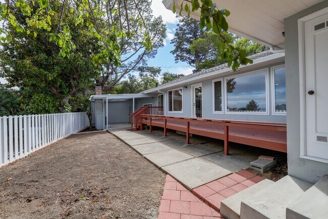 Building Photo - 3 Bed / 3 Bath + Bonus room pet friendly M...