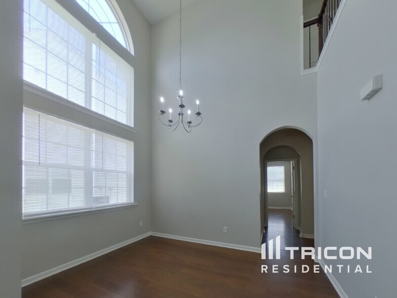 Building Photo - 4715 Abercromby St