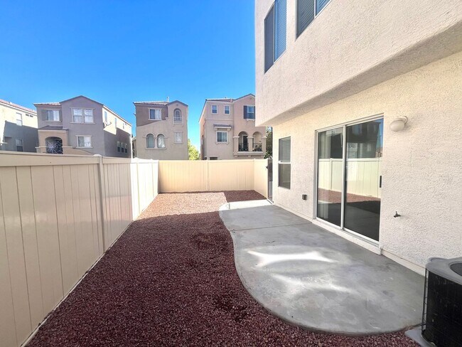 Building Photo - **$800 OFF MOVE IN BY 11/14/25**Spacious T...