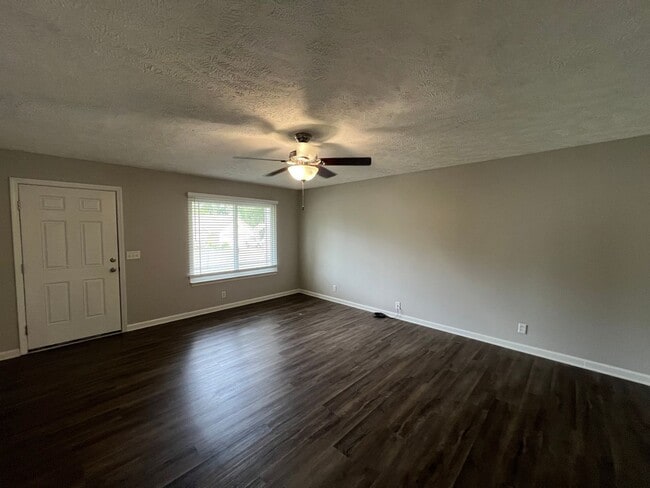 Building Photo - Spacious 4 Bedroom 2.5 Bath Available Now!
