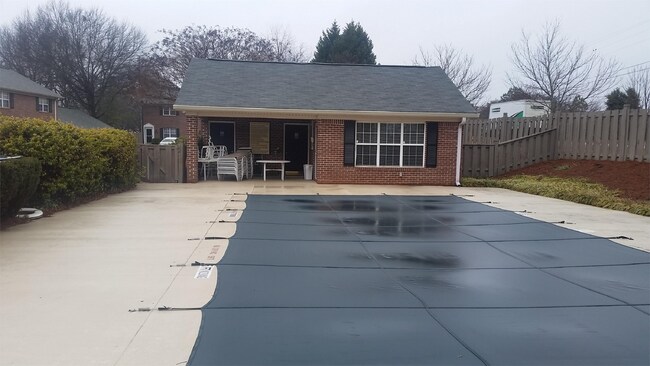 Building Photo - Beautiful End-Unit Townhome Available Immediately