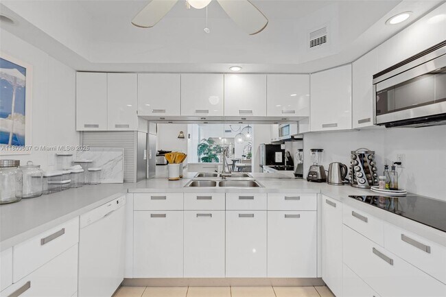 Building Photo - 300 Bayview Dr