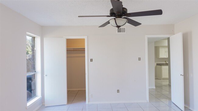 Building Photo - 9102 Benthos Dr