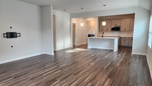 Building Photo - 704 Giorgio Moroder Dr