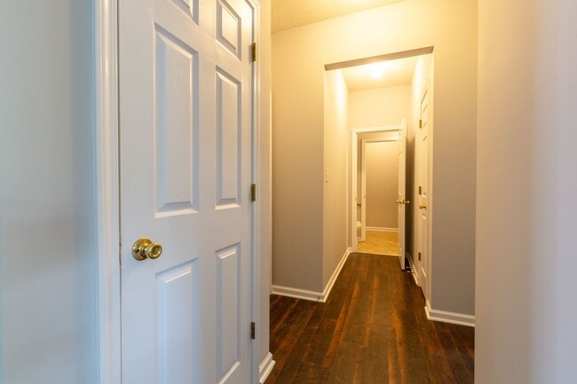 Building Photo - 4 Bedroom/2.5 Bath Townhouse!