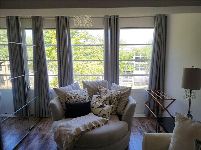 Building Photo - 301 Cambridge Rd