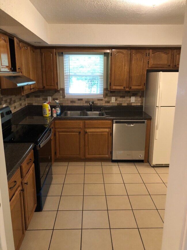 Building Photo - 11130 Concord Woods Dr