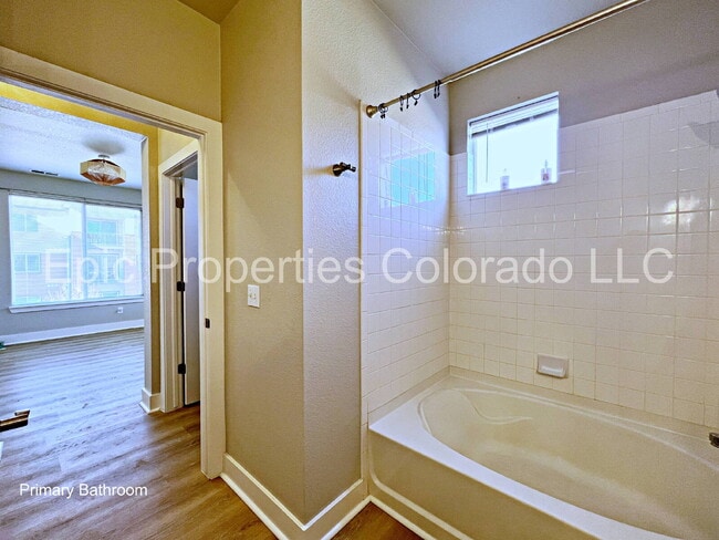 Building Photo - GORGEOUS Bright & Spacious 2 bedroom / 2 bath Modern Condo!