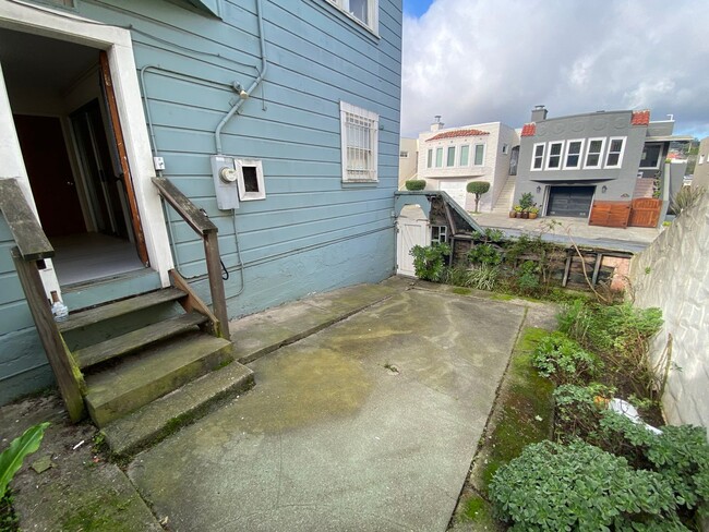Building Photo - Epic REA - Spacious Light-filled Corner House 4BD/ 2BA
