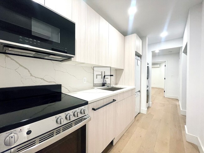 Building Photo - Bright Newly Renovated 4 Bed 2 Bath apartm...