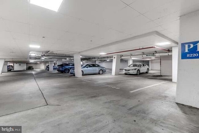 Building Photo - 8220 Crestwood Heights Dr