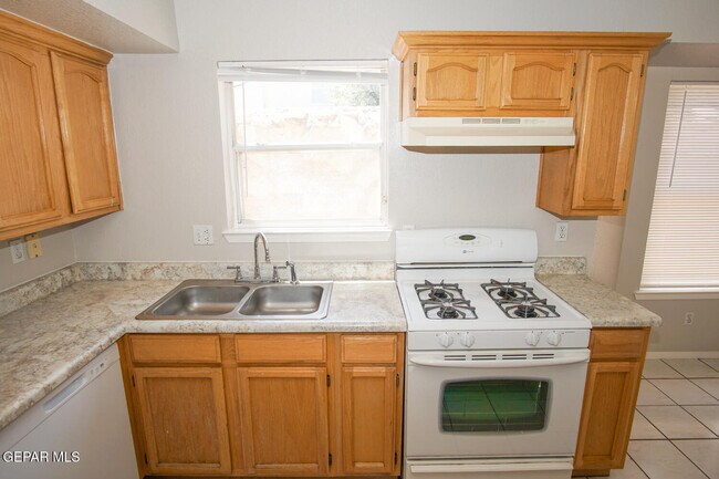 Building Photo - 2151 Sun Manor Dr