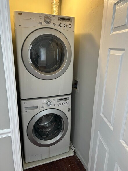 Building Photo - 5313 Flanders Ave