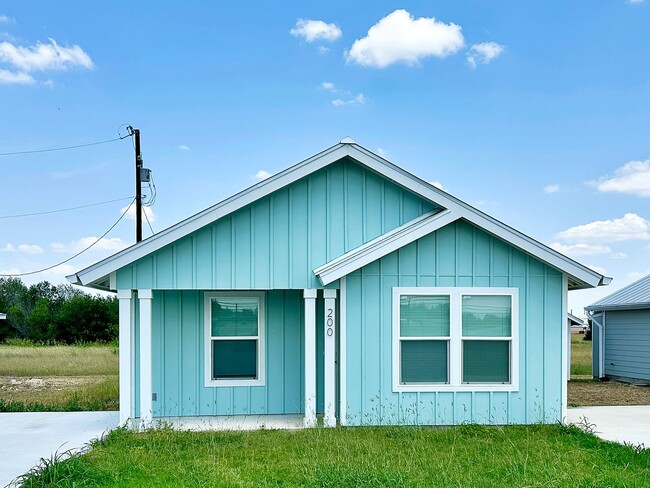Building Photo - Charming Country Living with Modern Comforts!