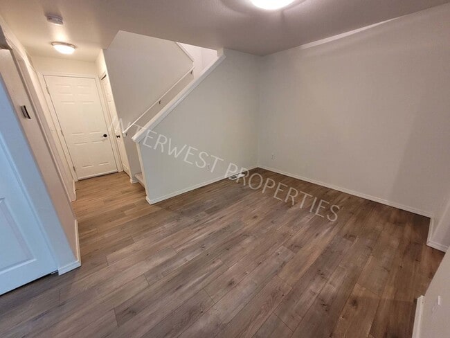 Building Photo - Beaverton 3 Bed 2.5ba Beautiful 2 Story Co...
