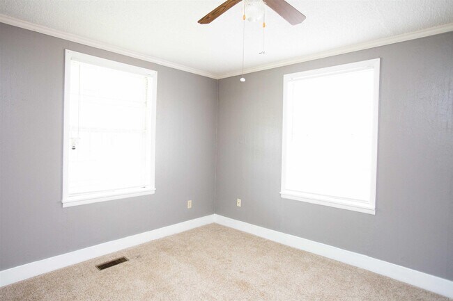 Building Photo - 504 W 33rd St