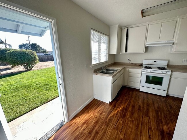 Building Photo - 2 Bed 1 Bath, Large Backyard!