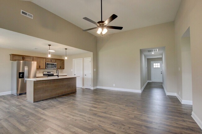 Building Photo - Stunning Like-New Home with Open Floor Pla...