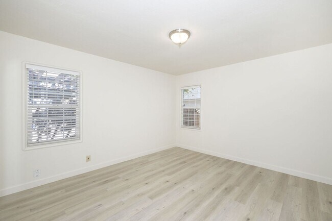 Building Photo - 496-496A Chiquita