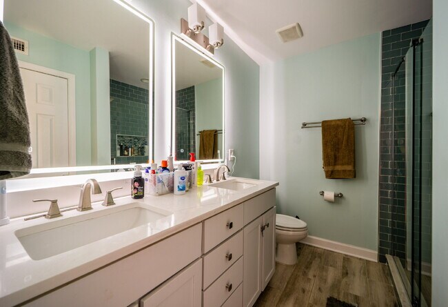 Building Photo - Charming Townhome with Unbeatable Amenities