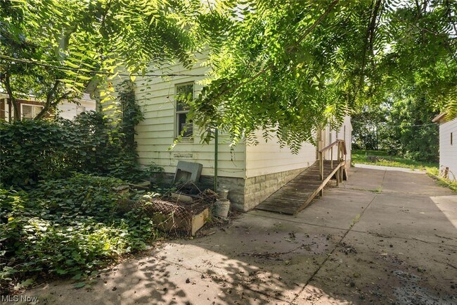 Building Photo - 7507 Batavia Ave