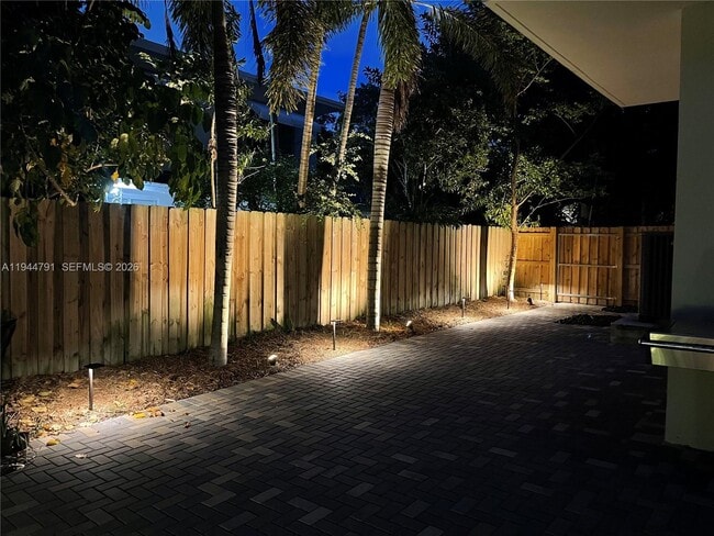 Building Photo - 909 NE 16th Terrace