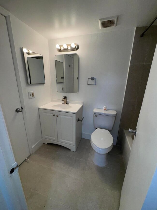 Building Photo - 9968 Nob Hill Ln