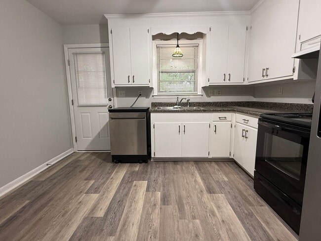Building Photo - 2BR Duplex with Washer/Dryer + Fresh Updates + Lawn care included