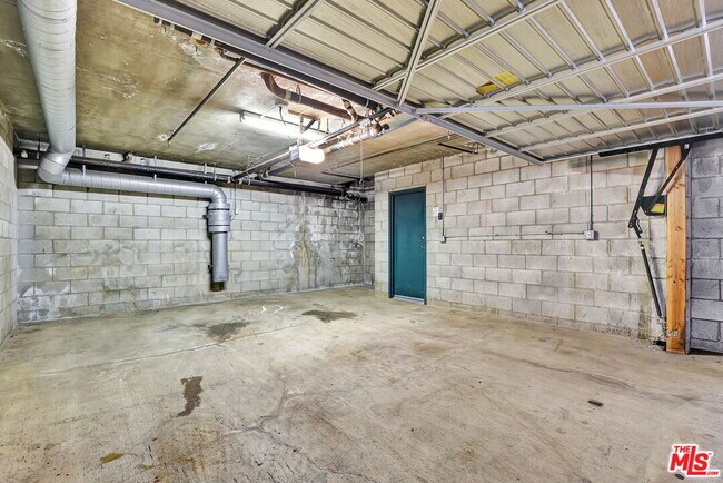 Building Photo - 811 21st St
