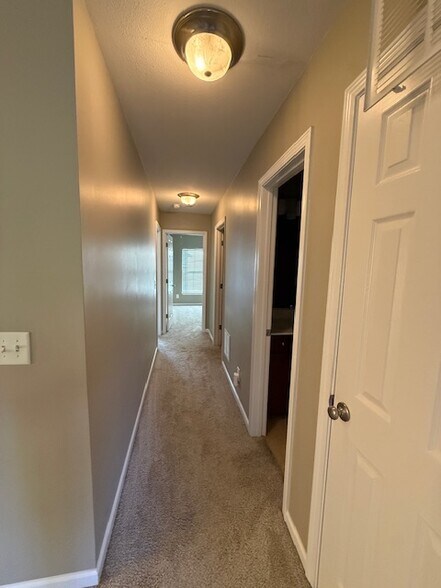 Building Photo - 853 Jarman Dr