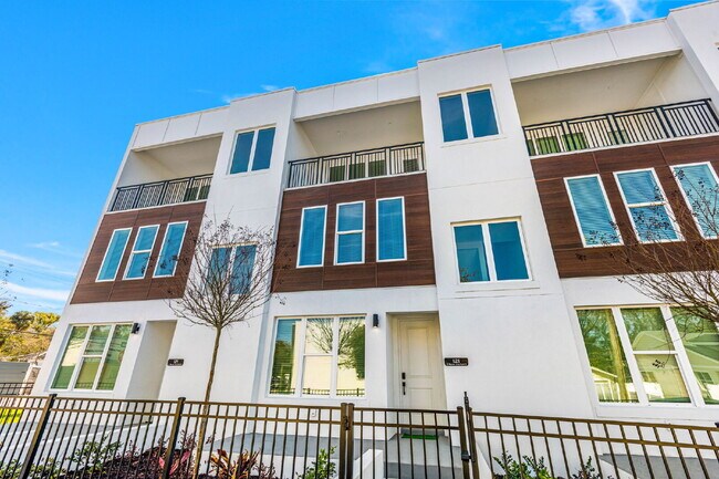 Primary Photo - 3 Bedroom Townhouse in Tampa Heights