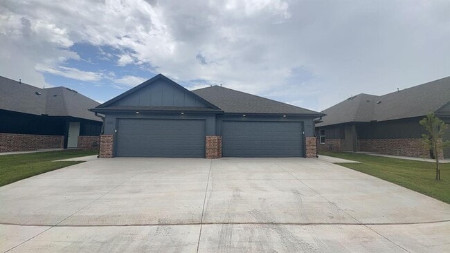 Building Photo - 11513 University Dr