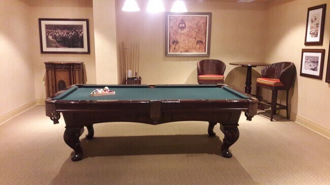 Building Photo - Annual unfurnished 2/2 luxury condo downto...