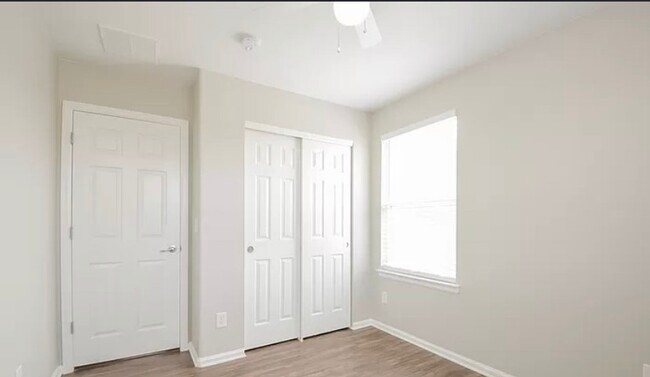 Building Photo - 892 Willow Dr