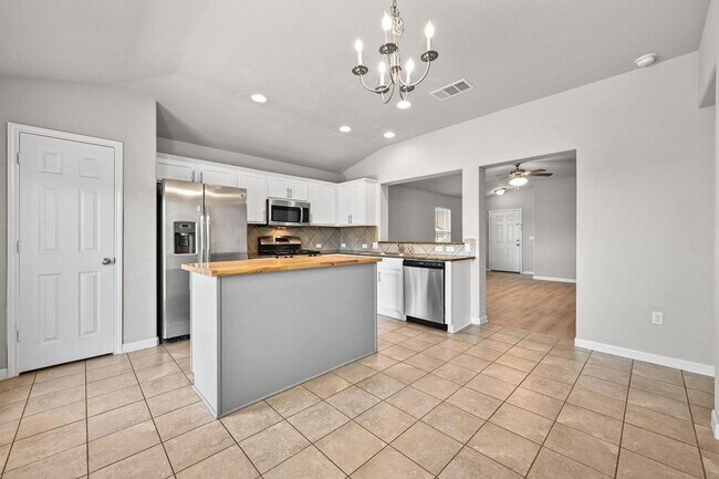 Building Photo - 411 Langely