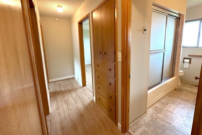 Building Photo - 3 bd Rambler in View Ridge Neighborhood