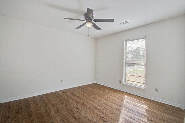 Building Photo - 2451 Castlereagh Rd