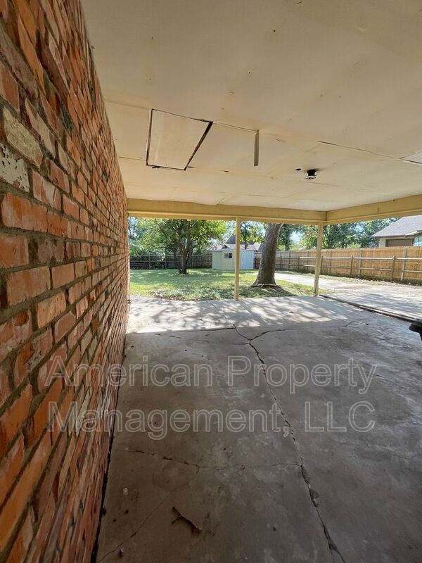 Building Photo - 5102 E 33rd St