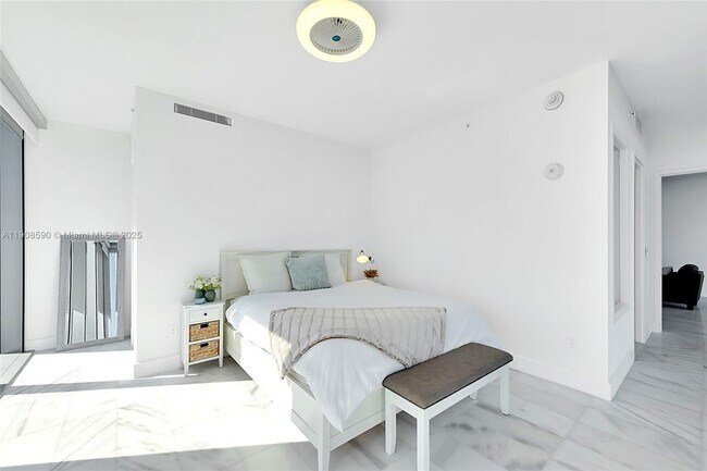 Building Photo - 700 NE 26th Terrace