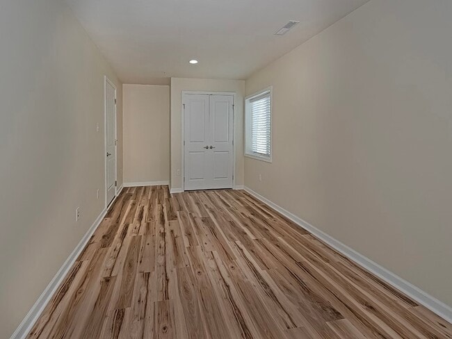 Building Photo - 627 Edison Dr