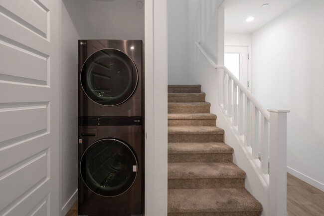 Building Photo - Like Brand New Luxurious Modern 3 Bedroom 2 Bath Townhome in Warner Meadow – Rare Rental Opportun...