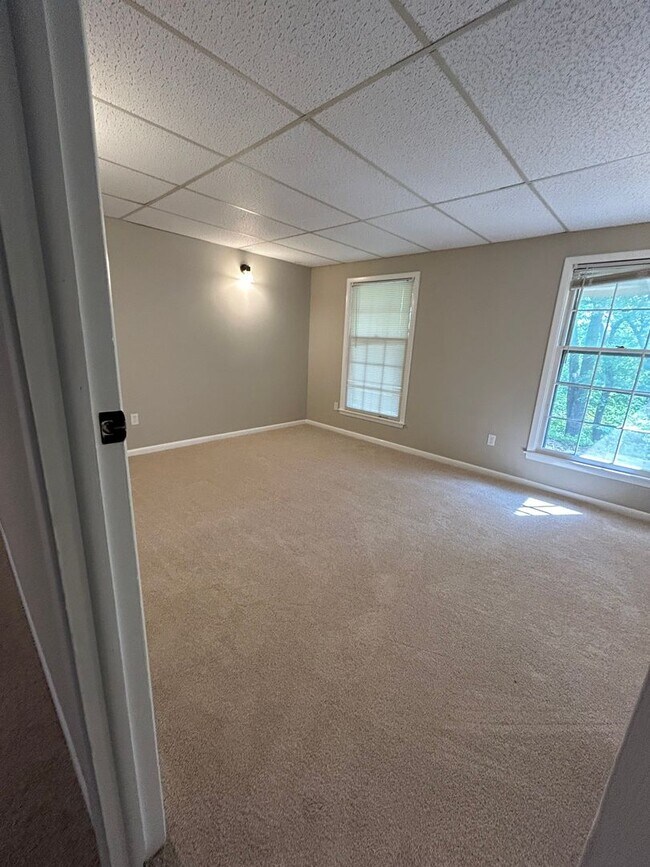 Building Photo - 5 bed 2 bath House in a quiet neighborhood