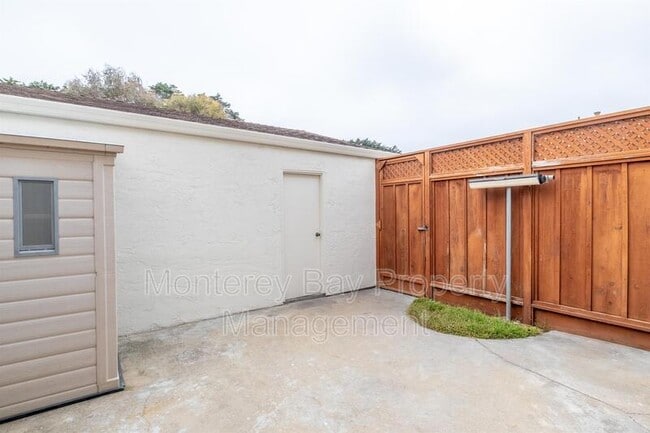 Building Photo - 3137 Seacrest Ave