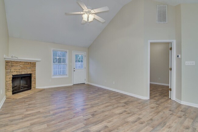 Building Photo - Townhouse w/ 1 Car Garage