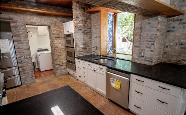 Building Photo - 3050 Alton Rd