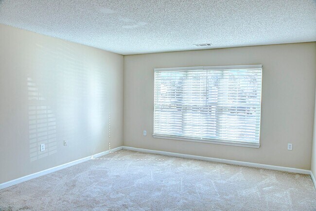 Building Photo - Two bedroom 2 bath apartment available