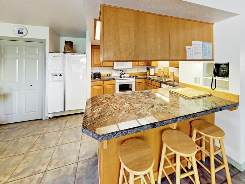 Building Photo - 8014 Sunnyoak Cir