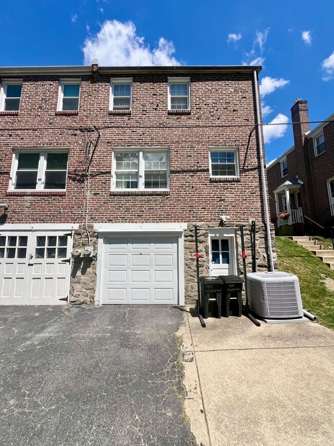 Building Photo - Gorgeous 3-Bedroom Home in Drexel Hill with Garage! Available mid-May!